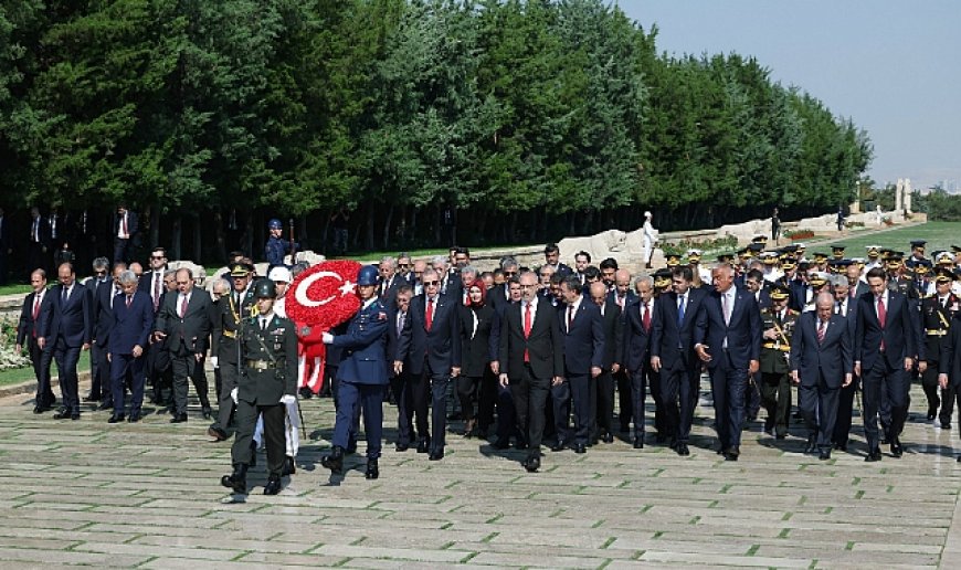 Cumhurbaşkanı Erdoğan, 30 Ağustos dolayısıyla Anıtkabir’i ziyaret etti