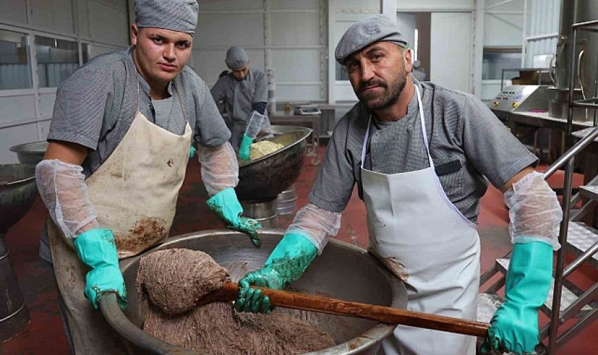 Tahin helvasını şeker yerine hurma suyuyla tatlandırıyorlar