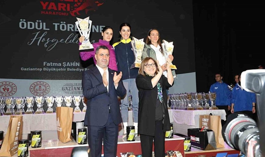 6. Gazi Yarı Maratonu'nda dereceye giren sporcular ödüllerini aldı