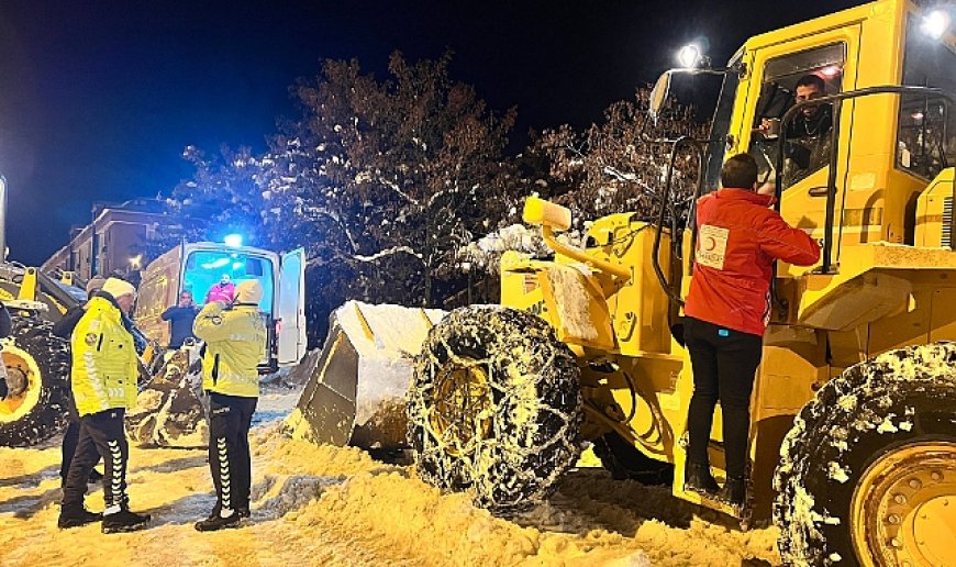 Kar temizliği yapan ekipleri yalnız bırakmıyorlar