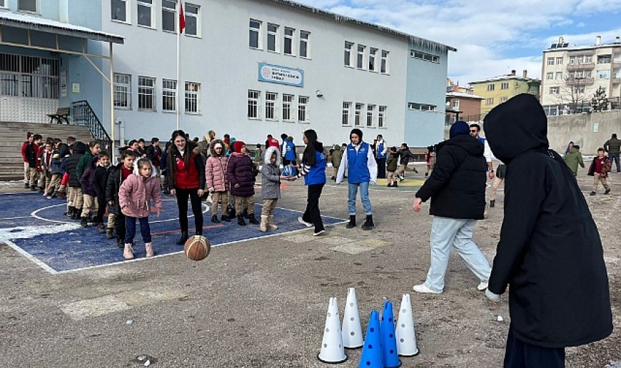 Köy okullarına ziyaretler sürüyor