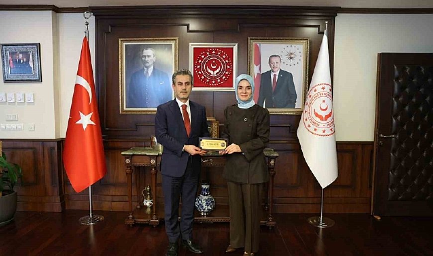 Bakan Göktaş, sanatçıların bağışladığı 2,1 milyon TL'lik ödülü devlet korumasındaki çocuklar için teslim aldı