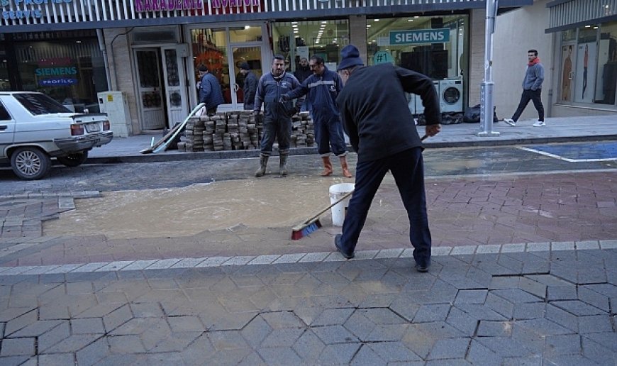 Gümüşhane'de ana su borusu patladı, fışkıran suyun boyu apartmanları aştı
