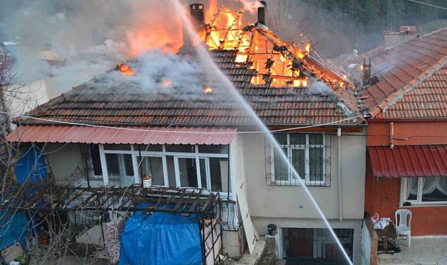Samsun'da ev yangını: Çatı katı alevlere teslim oldu