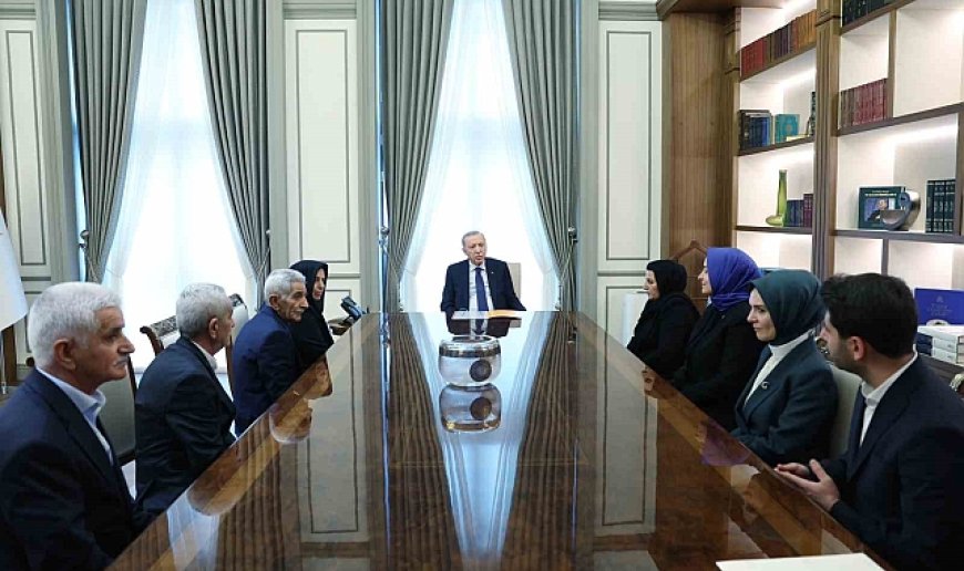 Cumhurbaşkanı Erdoğan, İkiyaka köyünde 36 yıl önce PKK'lı teröristlerce katledilenlerin yakınlarıyla görüştü