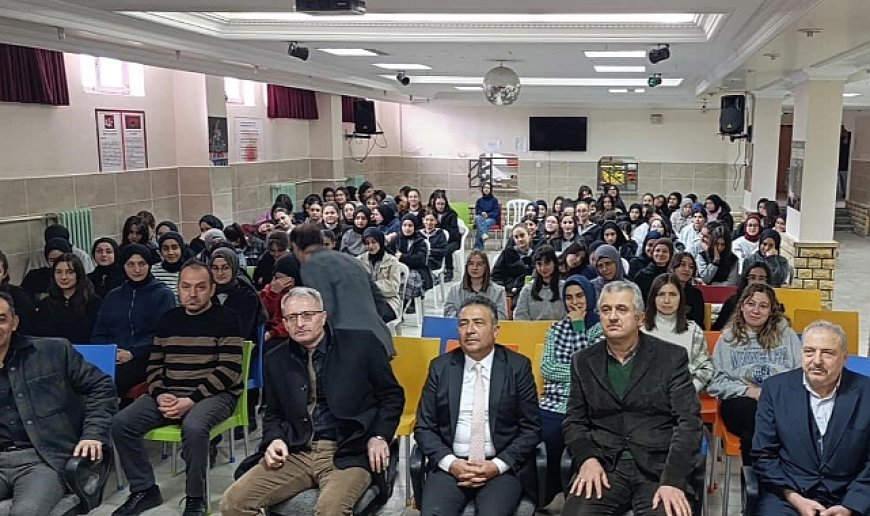 ‘Sosyal Bilimler Işığında Meseleler ve Çıkış Yolları' söyleşisi yapıldı