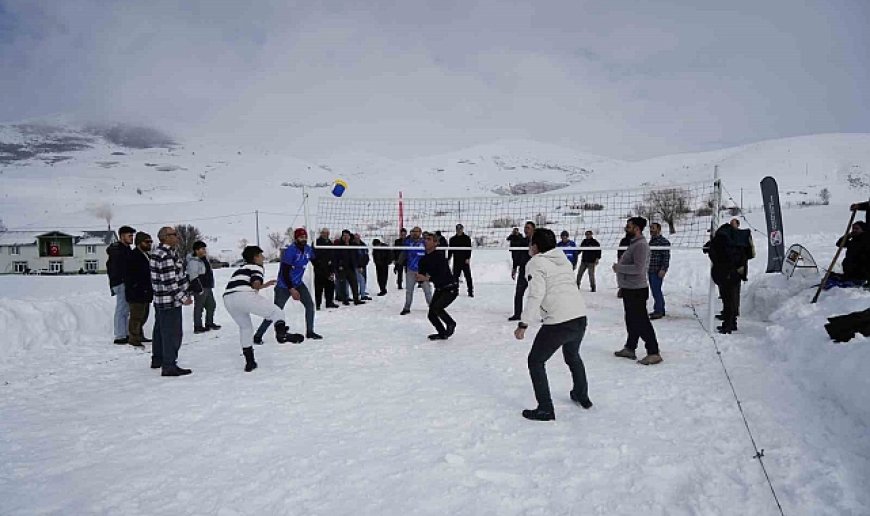 Gümüşhane'nin Yenice Köyü'nde kar voleybolu geleneği 32 yıldır sürüyor