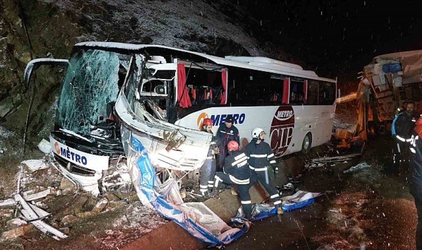 Yolcu otobüsü kamyona çarptı: 1 ölü, 16 yaralı