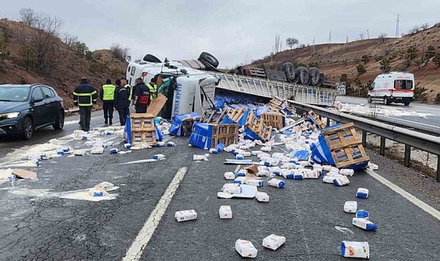 Devrilen tırdaki tonlarca un etrafa saçıldı: 1 yaralı
