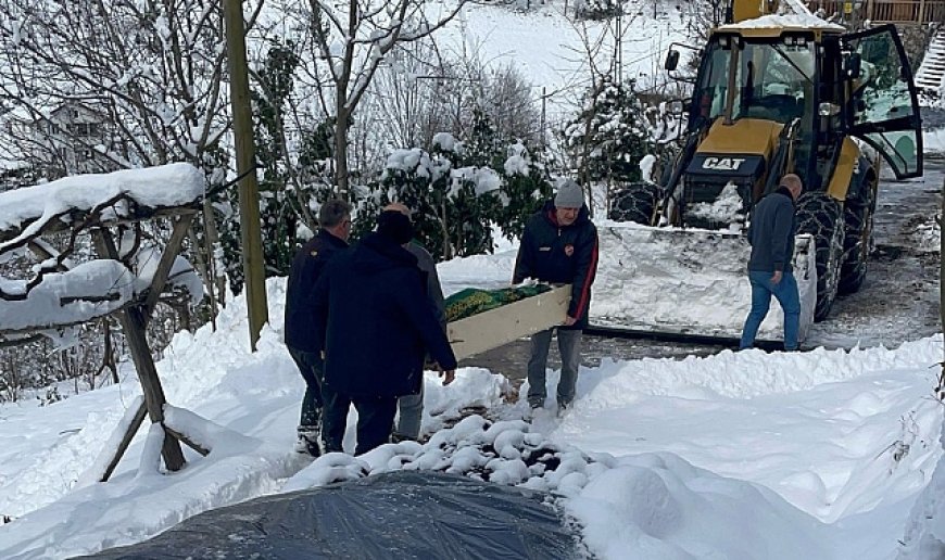 Rize'de cenaze iş makinesi ile taşındı