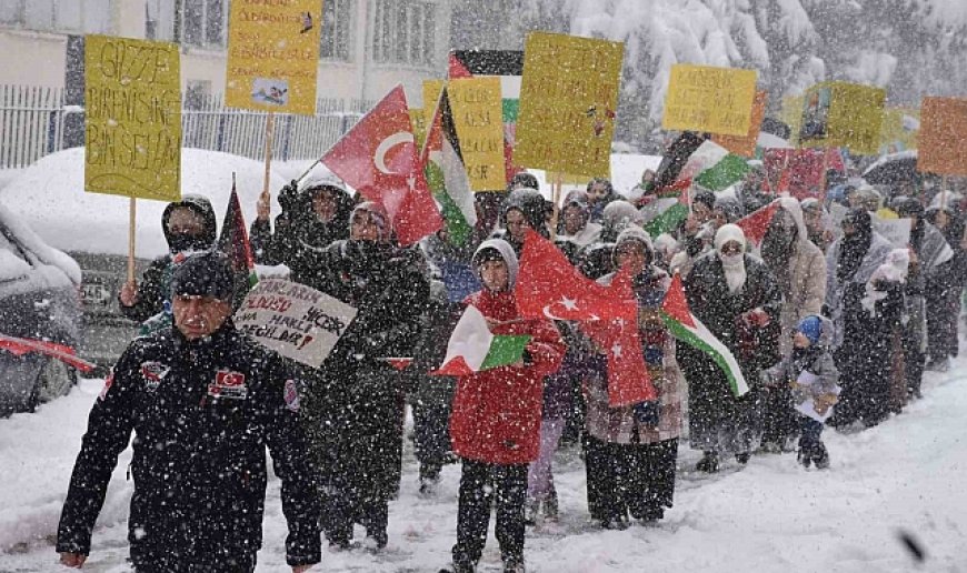 Yoğun kar yağışının altında insan seli: Gazze için tek yürek oldular
