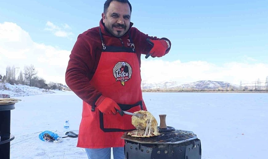 Sibirya soğuklarına rağmen tehlikeyi göze aldı, buzun üzerinde tost yaptı