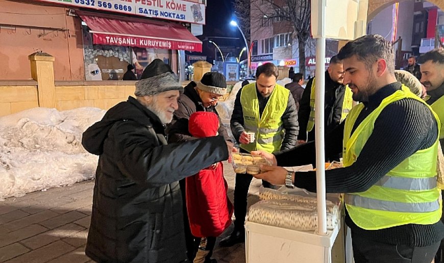 AK Parti Gençlik Kolları’ndan çay ikramı
