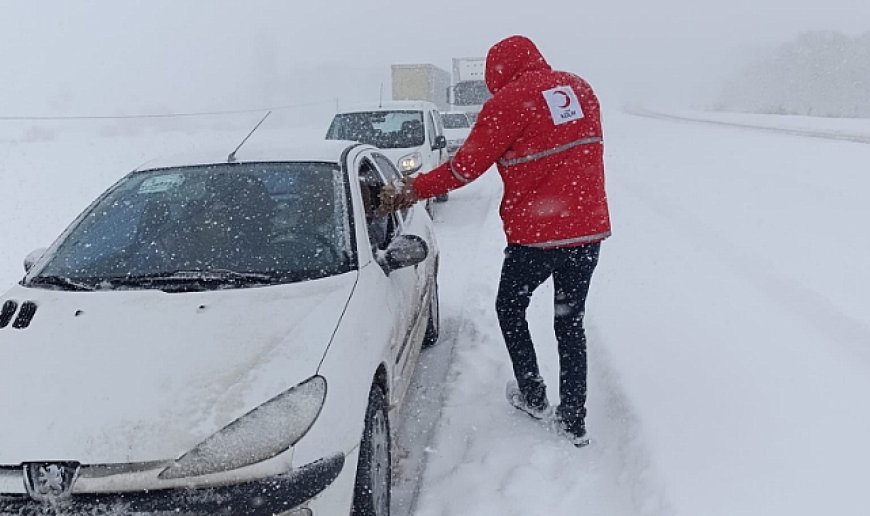 Kop Geçidi’nde kalanların yardımına Kızılay koştu