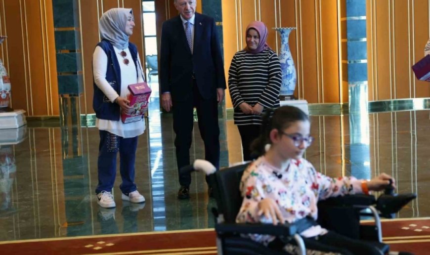 Cumhurbaşkanı Erdoğan, kendisiyle görüşmek isteyen engelli kız çocuklarını Cumhurbaşkanlığı Külliyesi'nde ağırladı
