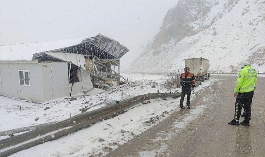 Tır önce bariyerlere sonra da boş konteynere çarptı