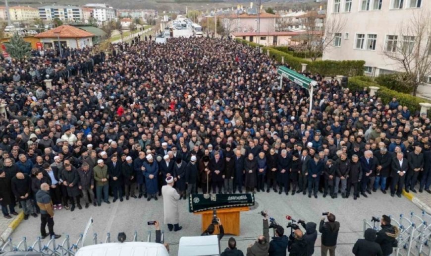 Erzincan'ın manevi önderlerinden Hüseyin Avni Reyhan son yolculuğuna uğurlandı