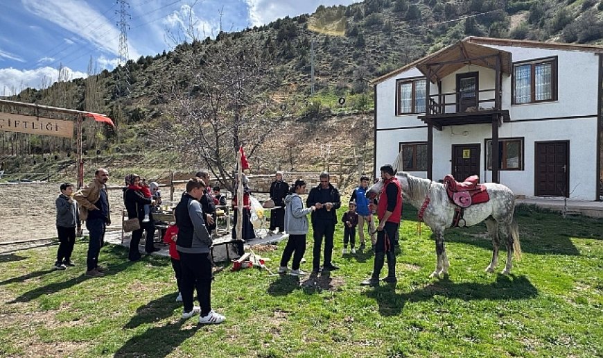 Şehit yakınları at binip ok attılar