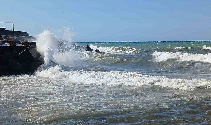 Karadeniz'de poyraz alarmı: 4 metrelik dalgalar oluştu