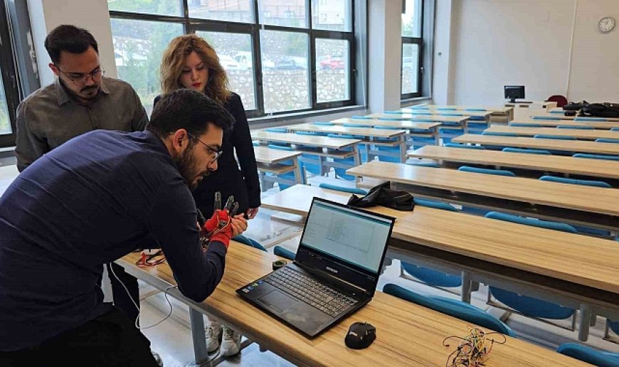 Üniversite öğrencilerinden işaret dilini sese ve yazıya çeviren akıllı eldiven: "Elitişim"