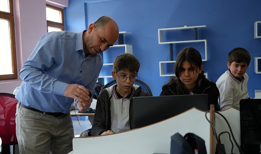 Yanan araçtan etkilenen öğretmen,  'Parkcim' adlı uygulama geliştirdi