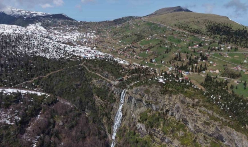 Sandık Gölü ve Şelalesi etkileyici görüntüsüyle görenleri büyülüyor