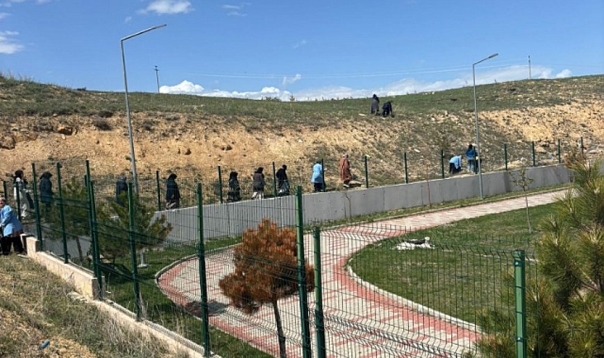 Öğrencilerden çevre temizliği