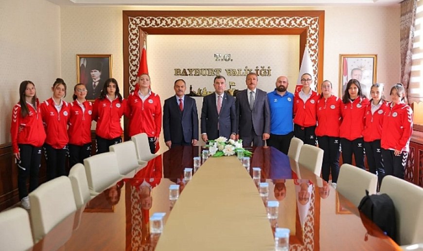 Bayburt’un voleybolcu kızları Vali Eldivan’ı ziyaret etti