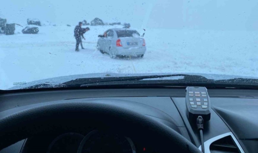Erzurum'da araçlar karlı yolda kaldı, offroadçular yardıma koştu