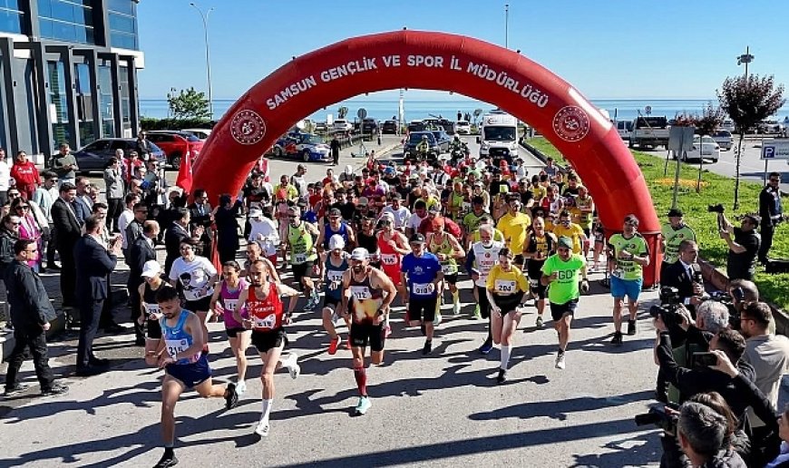 Samsun'da 19 Mayıs Uluslararası Yarı Maratonu koşuldu