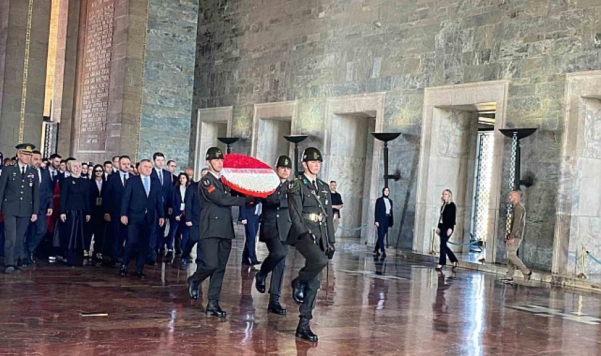 Bakan Bak'tan gençler ve sporcularla Anıtkabir'e ziyaret