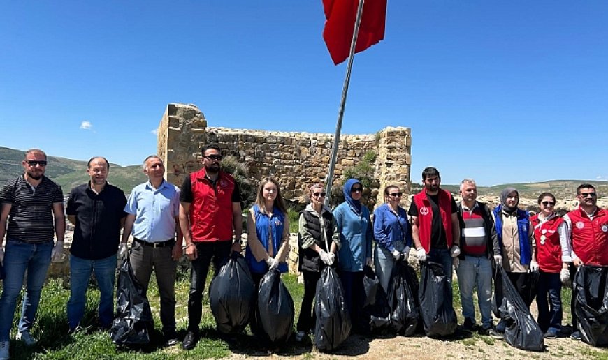 Gençler, Bayburt Kalesi’nde temizlik yaptı