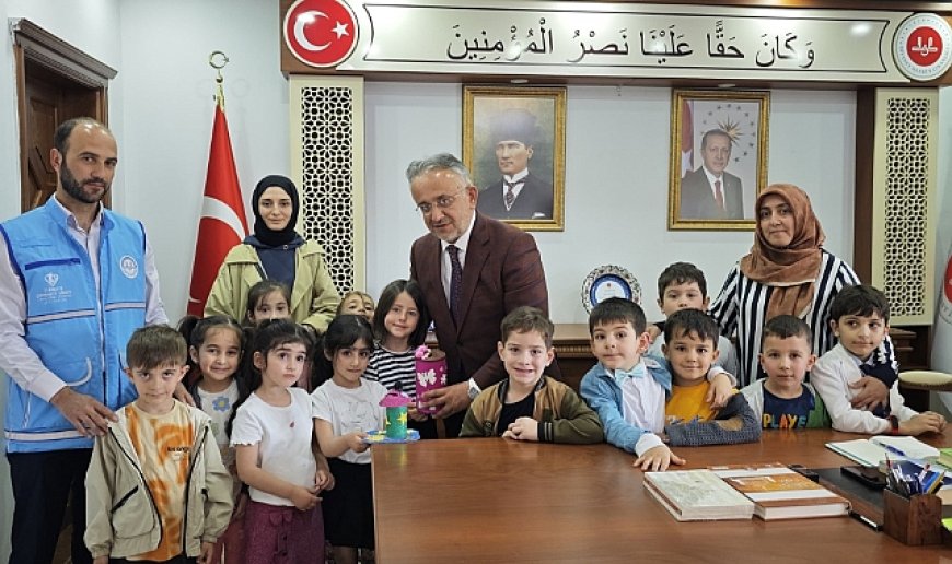 Bayburtlu minikler biriktirdikleri parayı yetimlerle paylaştı