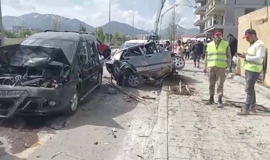 Erzurum'da feci kaza: Beton mikseri onlarca aracı biçti