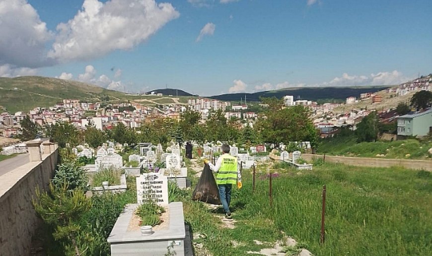 Bayram öncesi mezarlıklarda hummalı çalışma