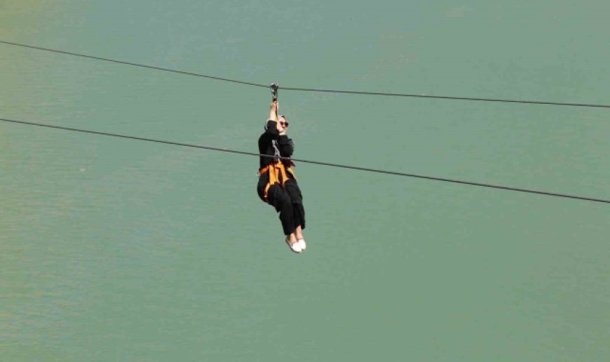 Fırat Nehri'nin muhteşem manzarası eşliğinde yapılan zipline ve tekne turu turistlerin vazgeçilmezi
