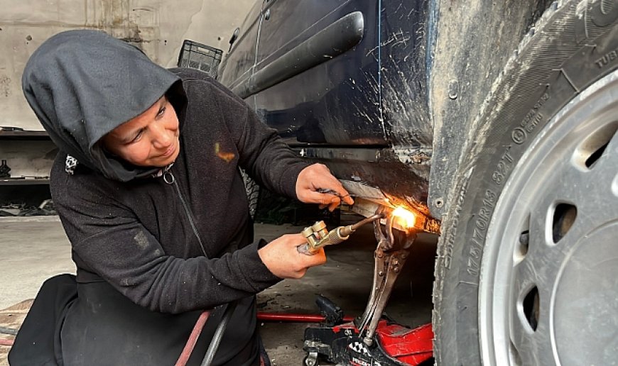 Sanayinin tek kadın çırağı; 25 yıldır eşine çıraklık yapıyor