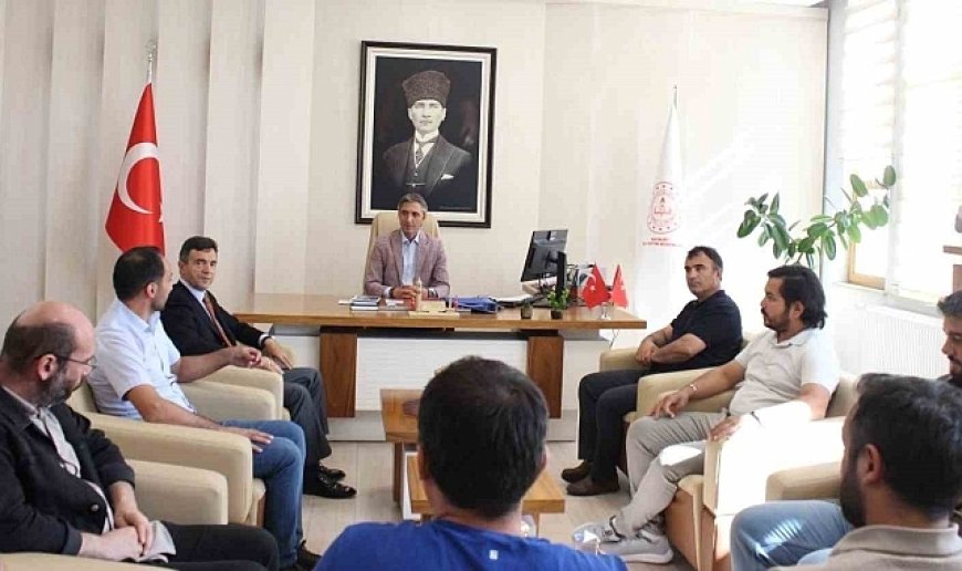 Robot yarışmasından başarıyla dönen takımların öğretmenlerine katılım belgeleri verildi