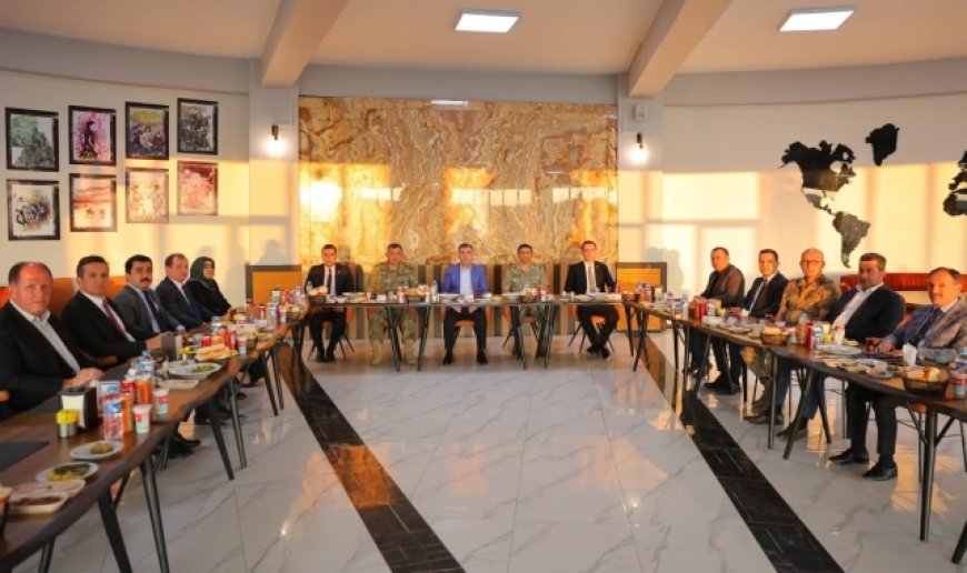 Bayburt'ta garnizon komutanı ve 2 ilçenin kaymakamları için veda yemeği düzenlendi