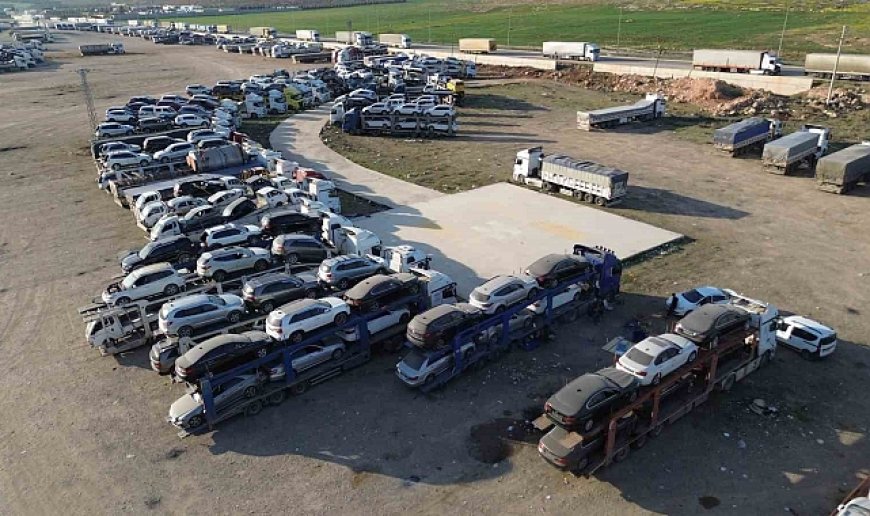 Uzak Doğu'dan getirilen yüzlerce ikinci el araç tırlarla Suriye'ye taşınıyor