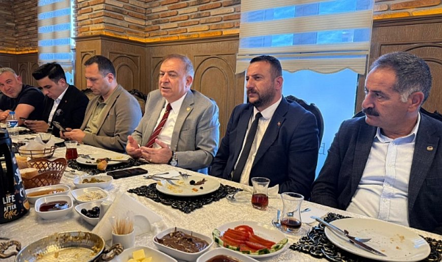 Zeybek; “Kurumları hak edenler mi yönetiyor?”