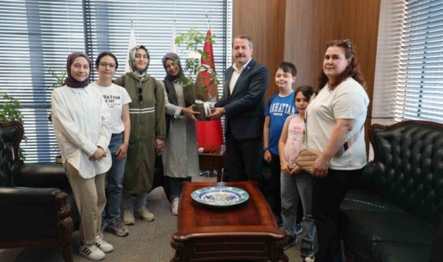 Ek atama bekleyen öğretmen adayları, Eğitim-Bir-Sen Genel Başkanı Yalçın'ı ziyaret etti