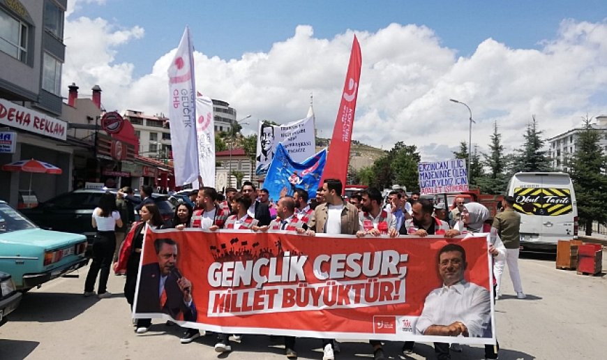 Miting heyecanı kortej yürüyüşüyle başladı