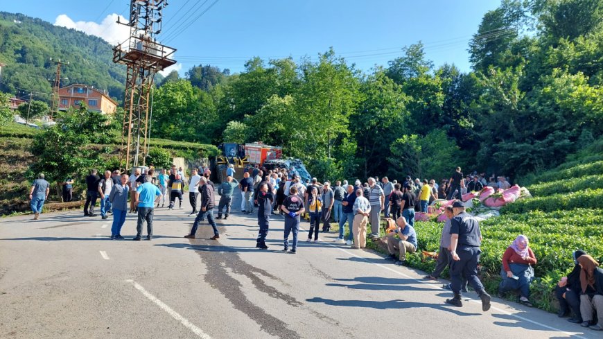 Çay yüklü kamyonet devrildi: 8 yaralı