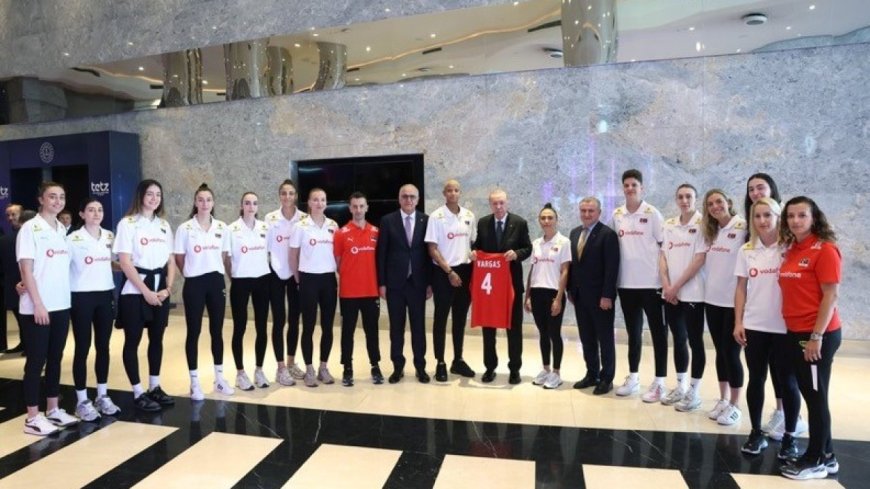 Cumhurbaşkanı Erdoğan, A Milli Kadın Voleybol Takımı ile bir araya geldi