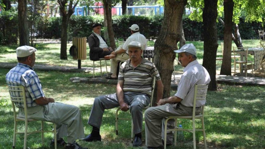 Sıcak havalarda susuzluk hissi olmasa bile her gün en az 2-2,5 litre sıvı tüketilmeli