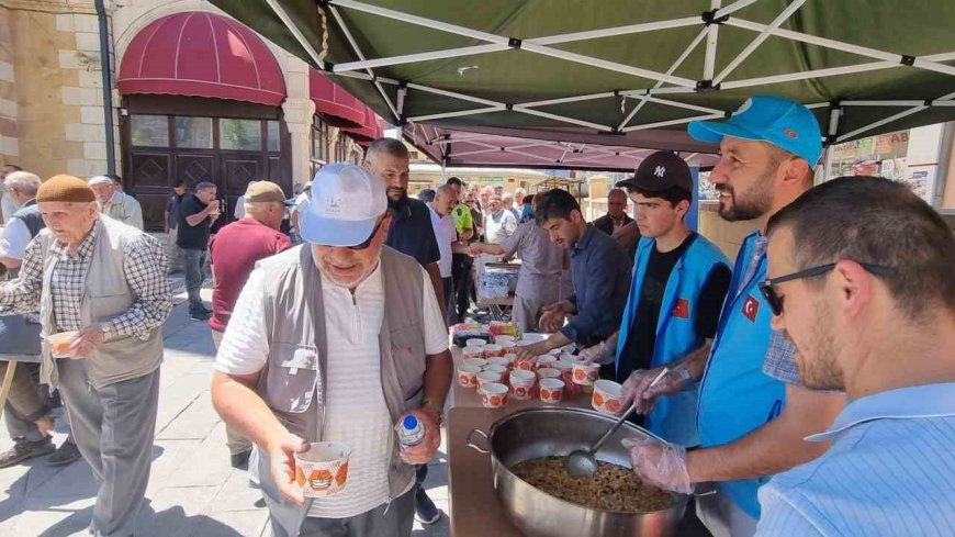 Vatandaşlara aşure ikram edildi