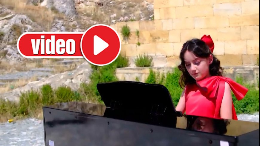 Nursima bu kez Bayburt’un tanıtımı için piyano başına geçti