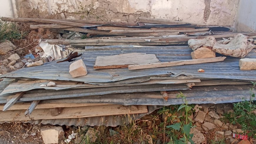 Yol kenarlarına yığılan çatı sacları tehlike oluşturuyor