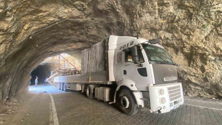Taş Yolu tırın tünele sıkışması sonucu ulaşıma kapatıldı